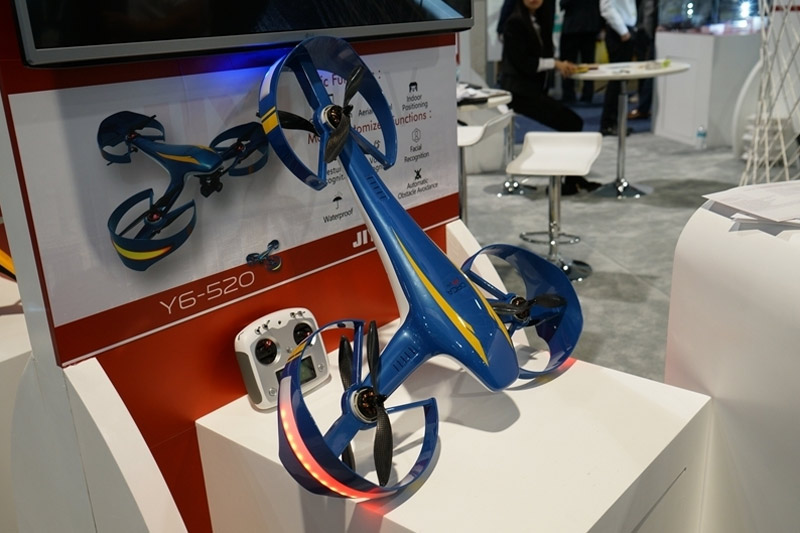 如果不是來到CES，你根本無法意識到，世界上有這么多公司在生產四軸無人飛行器。至少幾十家同類公司擠在一起。