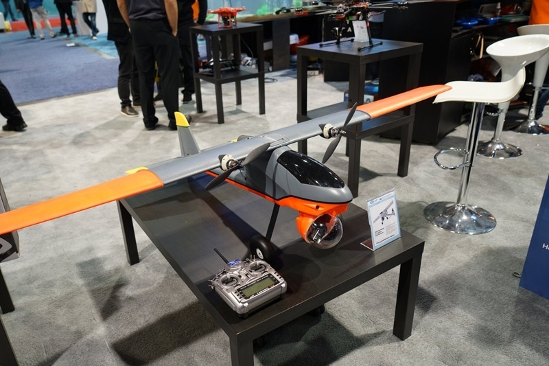 如果不是來到CES，你根本無法意識到，世界上有這么多公司在生產四軸無人飛行器。至少幾十家同類公司擠在一起。