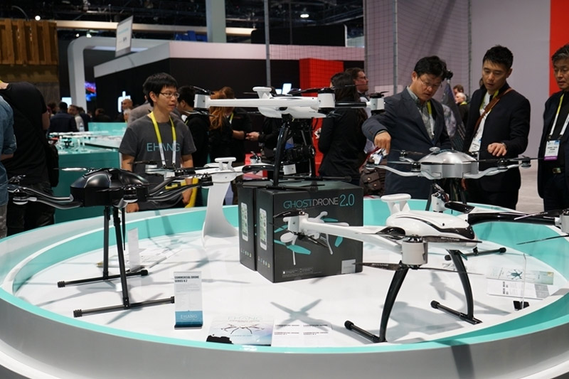 如果不是來到CES，你根本無法意識到，世界上有這么多公司在生產四軸無人飛行器。至少幾十家同類公司擠在一起。