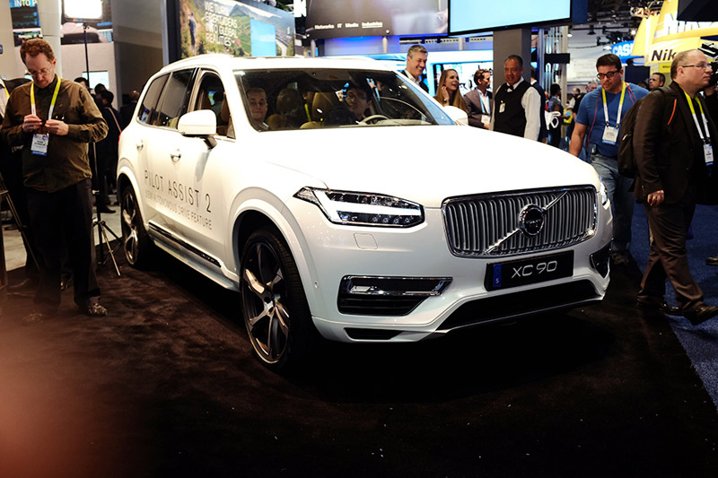 XC90是沃爾沃目前最高端的汽車，一家做輔助駕駛軟件的廠商拿來展示自己的產品，請用戶坐進去親自體驗。